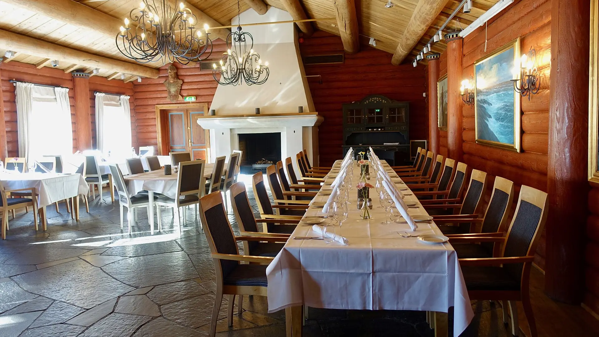 Salla e restorantit me tavolina të shtruara